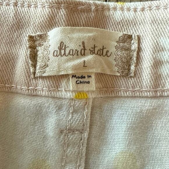 Altar'd State Denim Daisy Print Shorts Large Raw Frayed Hem Retro Stretch NEW - Picture 5 of 10